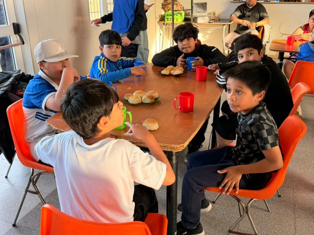Actividades recreativas y apoyo emocional para jóvenes en Caleta Olivia
