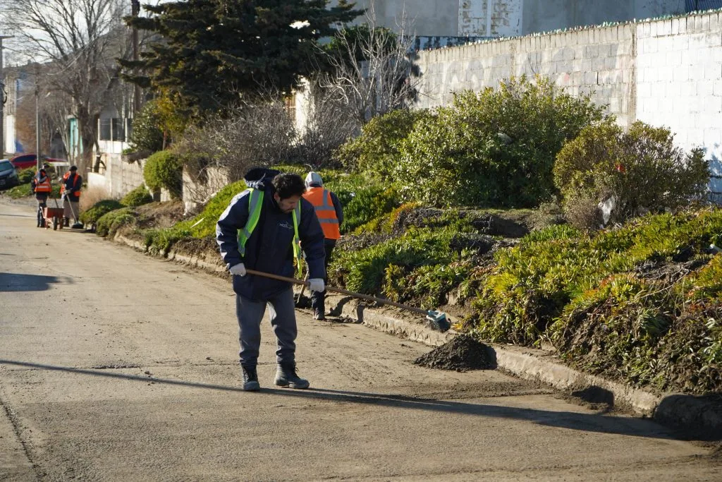 Avanza el mantenimiento de calles en Caleta Olivia tras lluvias
