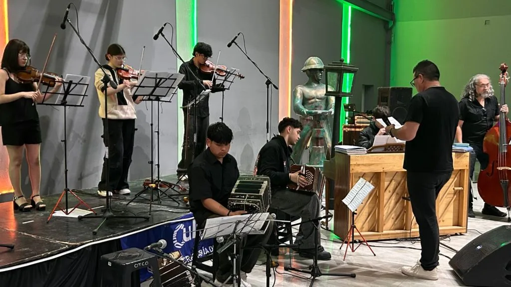 Caleta Olivia celebró una noche de tango con clases gratuitas