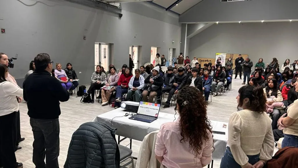 Capacitación sobre redes sociales y autoestima juvenil en Caleta Olivia