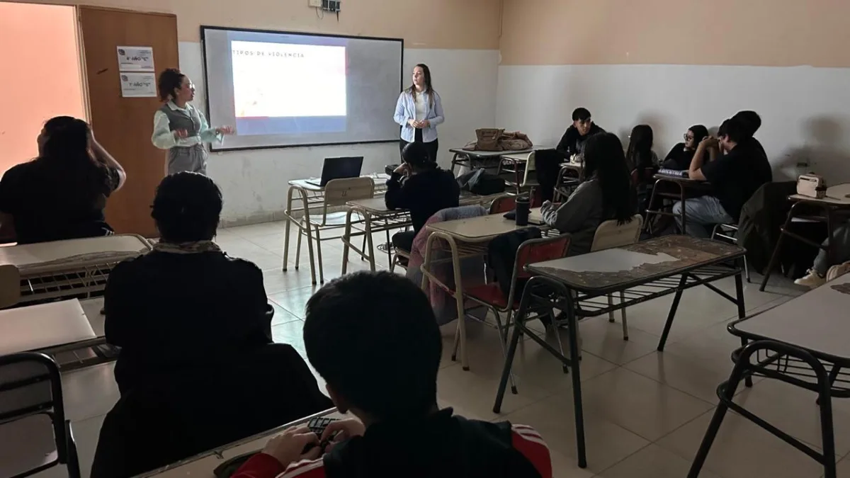 Capacitación sobre violencia en el noviazgo para adolescentes en Caleta Olivia