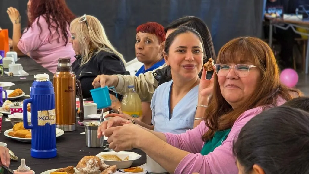 Celebración y concientización en el CIC 17 de Octubre por mamás