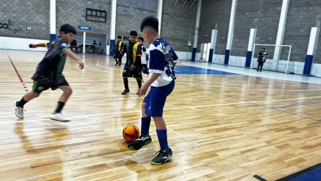 El Torneo Pibes impulsa el deporte y el encuentro familiar en Caleta Olivia