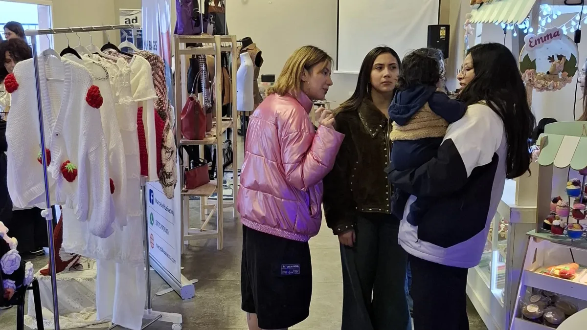 Emprendedores de Caleta Olivia exhiben sus creaciones en Pop Up