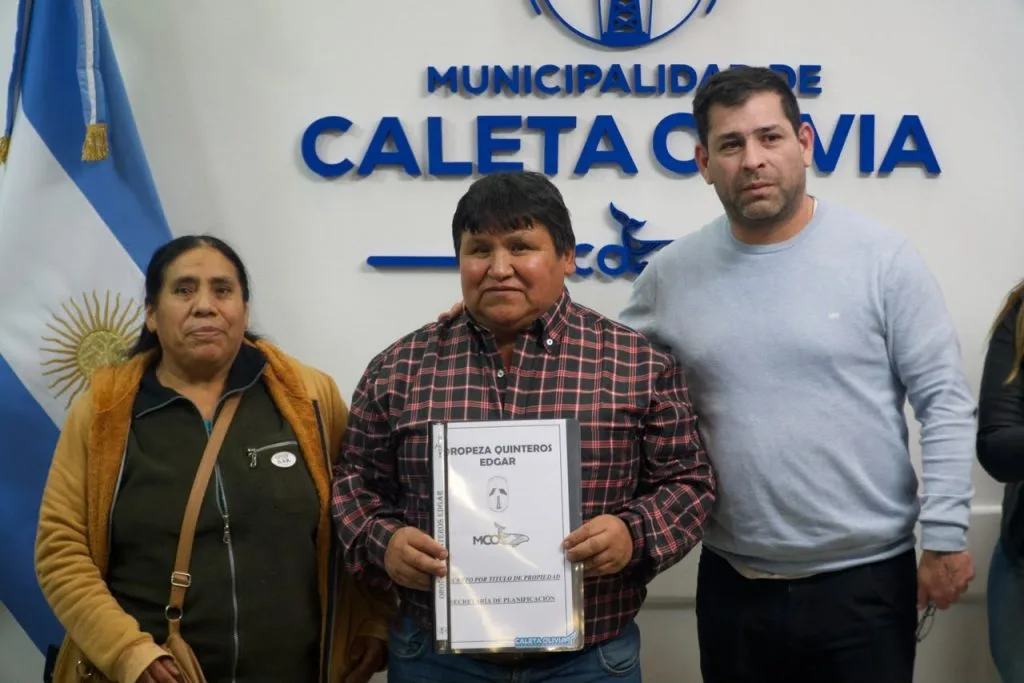 Entrega de títulos de propiedad a familias en Caleta Olivia