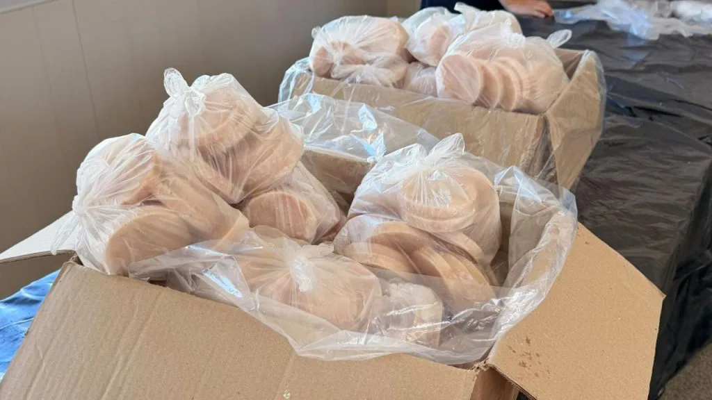 Entregaron medallones de merluza a familias de Caleta Olivia