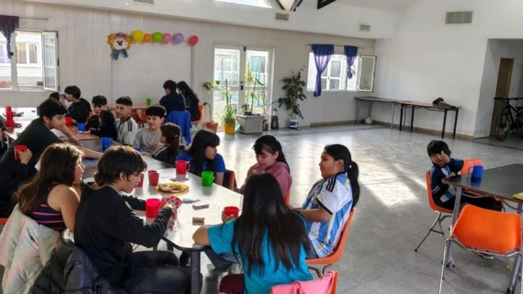 Espacios de merienda y recreación para niños en Caleta Olivia