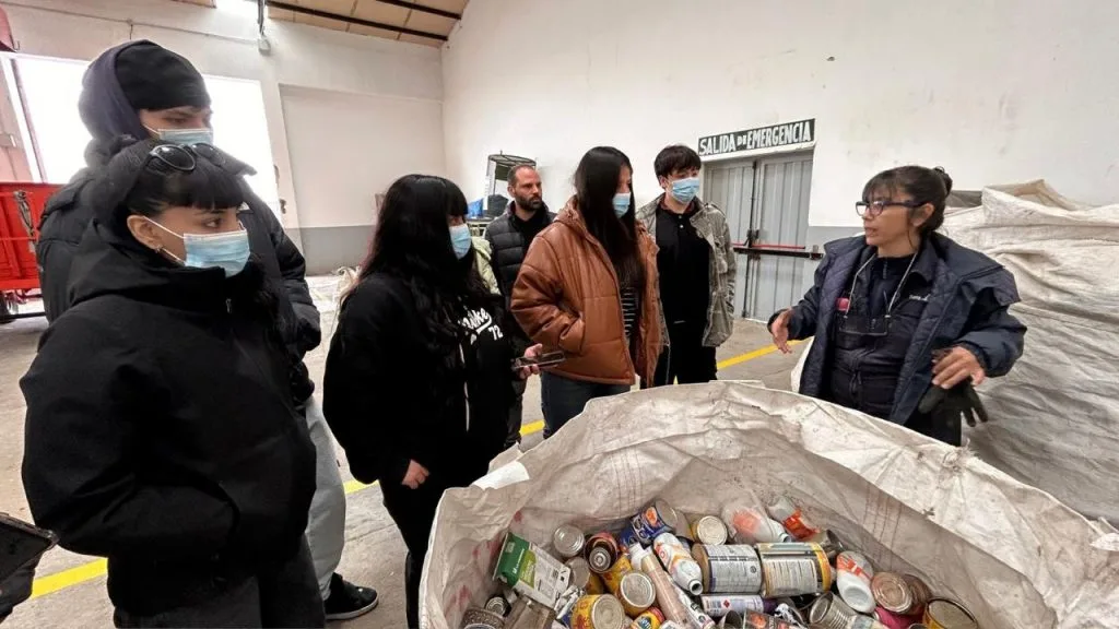 Estudiantes de Biología Marina visitaron planta de residuos en Caleta Olivia