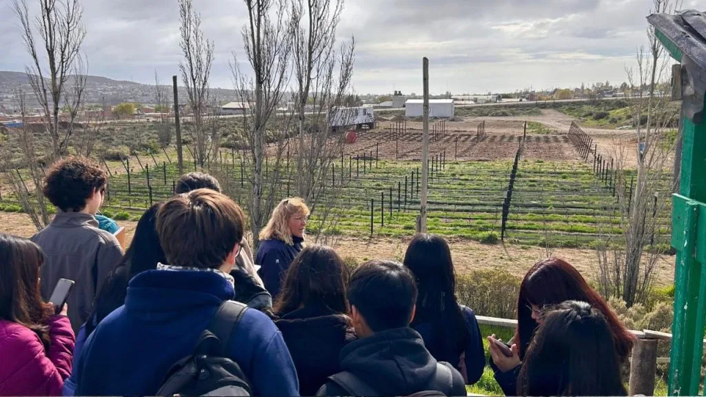 Estudiantes del EICO visitaron la chacra municipal Punto Orgánico
