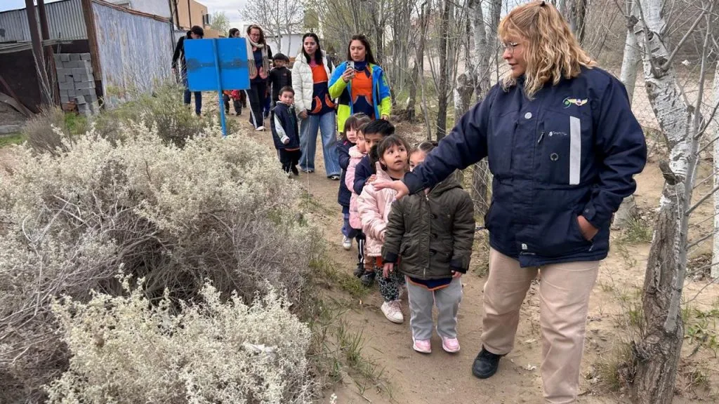 Estudiantes visitaron la chacra municipal Punto Orgánico en Caleta Olivia