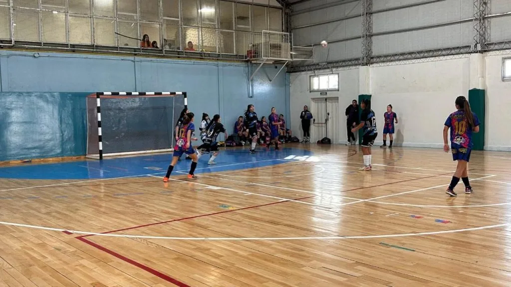 Fútbol femenino: Caleta Olivia fomenta el desarrollo juvenil