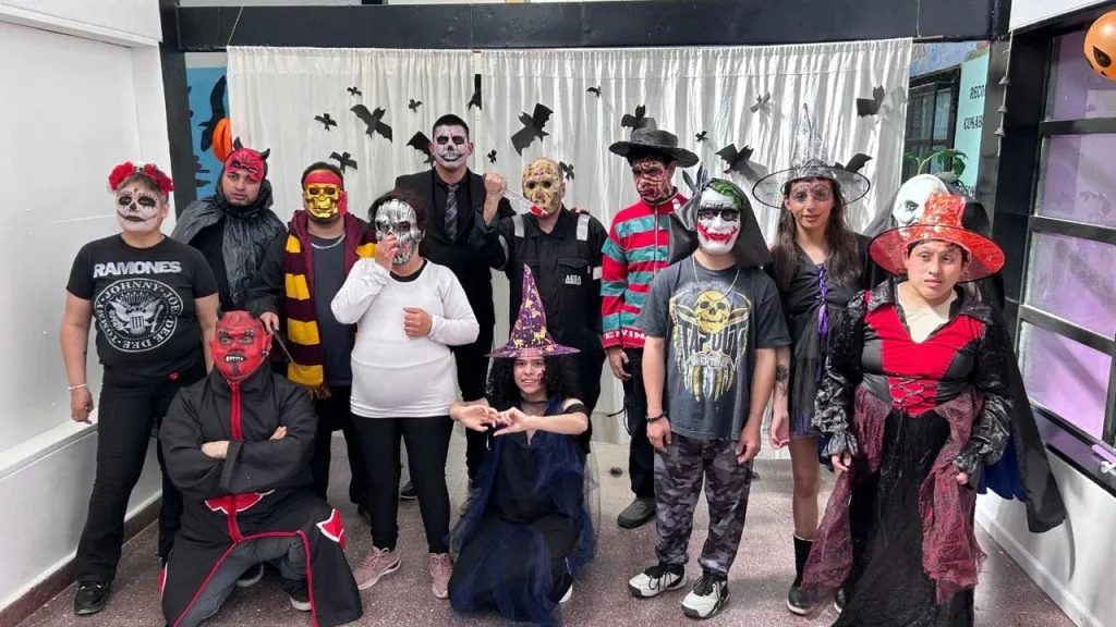 Jóvenes con discapacidad celebraron Halloween en Caleta Olivia