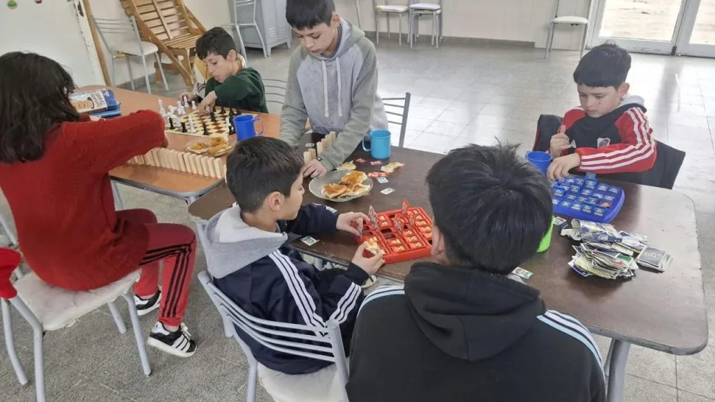 La Copa de Leche brinda apoyo y merienda en CIC de Caleta Olivia