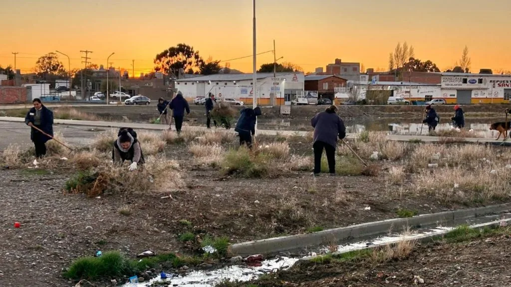 Limpieza en Caleta Olivia: Barrios y espacios recreativos beneficiados
