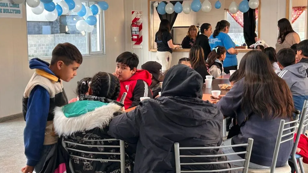 Niños de Caleta Olivia disfrutaron de una salida al cine en vacaciones