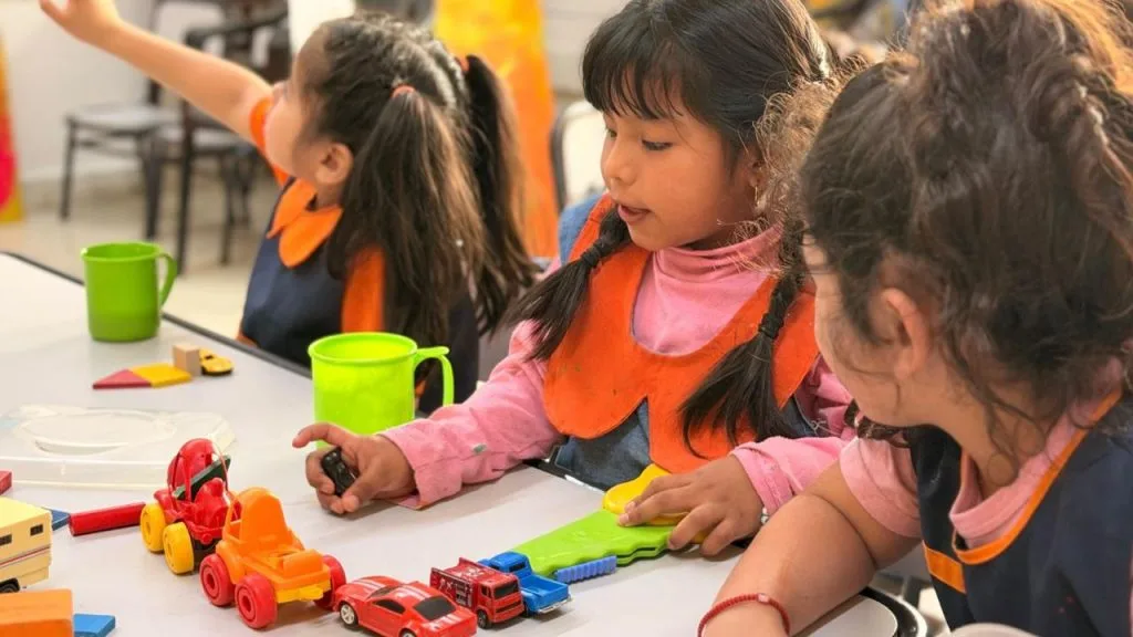 Niños del Jardín Manitas Traviesas crearon un mural colectivo