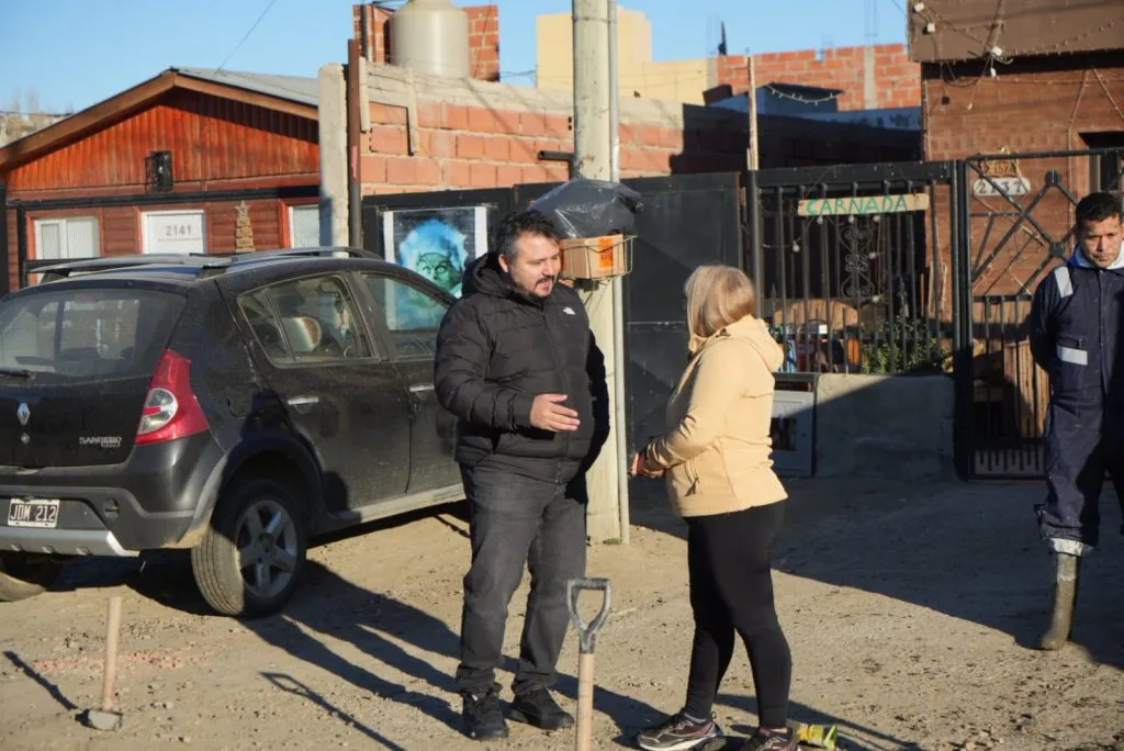 Obras de hormigonado en calle Ana Minetto avanzan en Caleta Olivia