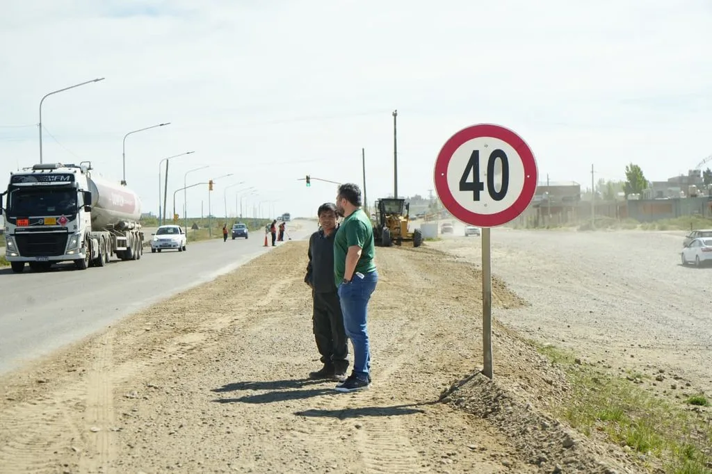 Reacondicionamiento de banquinas mejora el acceso sur de Caleta Olivia