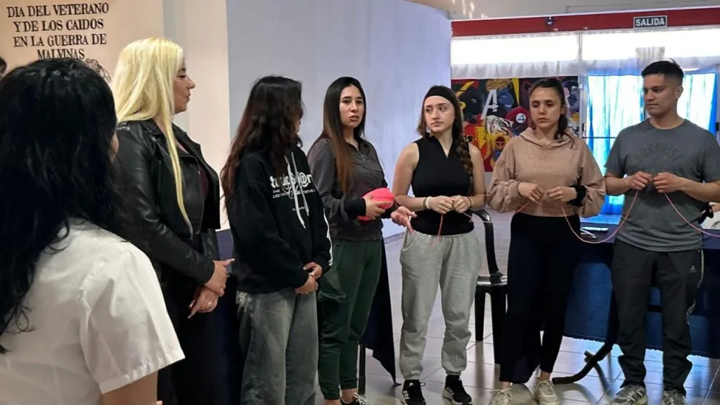 Taller comunitario sobre manejo de emociones en Caleta Olivia