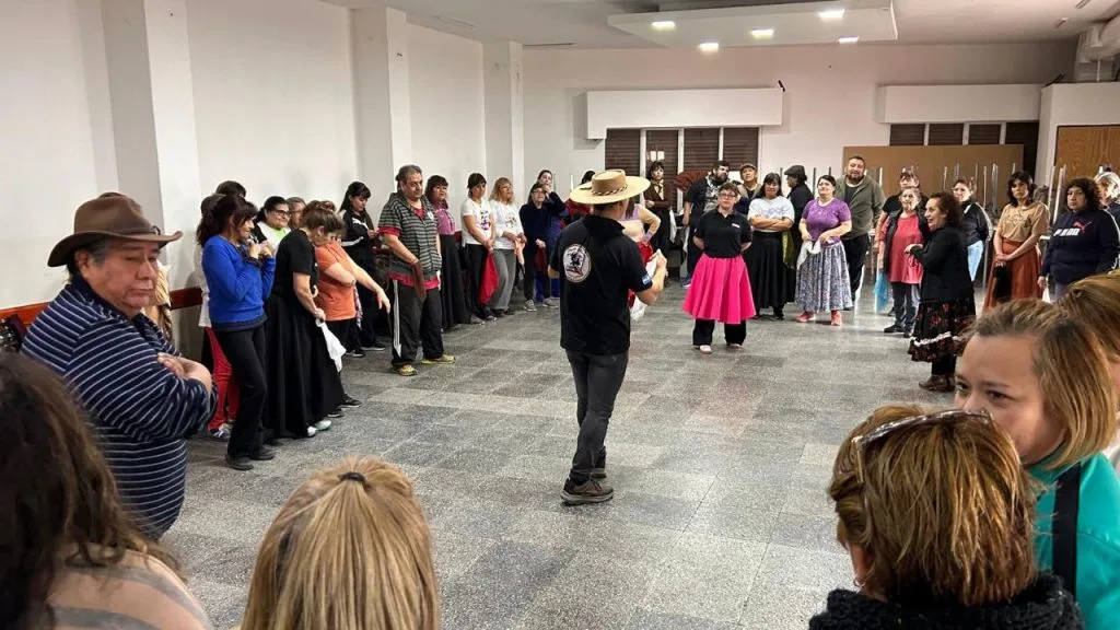 Taller de cueca chilena reunió a la comunidad en Caleta Olivia