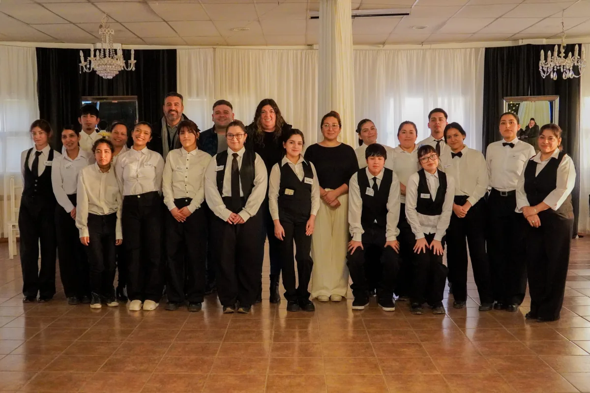 Más de 40 jóvenes se capacitaron como mozos en Río Gallegos