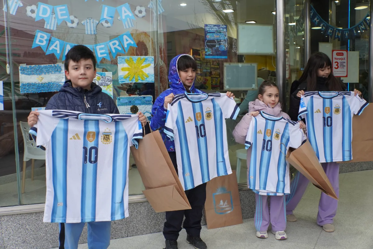 Premiaron a estudiantes en concurso por el Día de la Bandera
