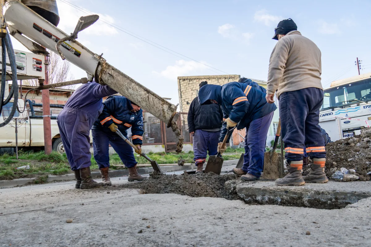 Río Gallegos mejora calles con hormigonado y bacheo